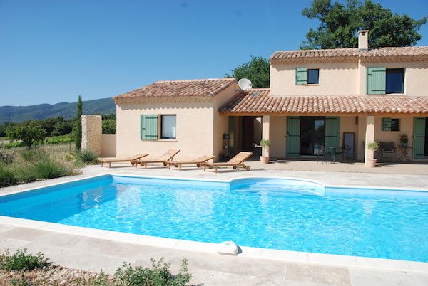 La piscine devant le mas