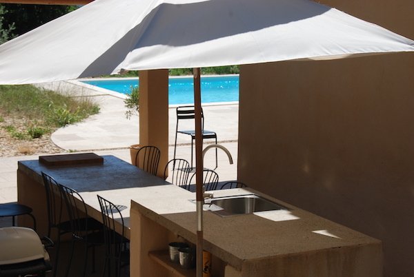 La cuisine d’été et sa grande table