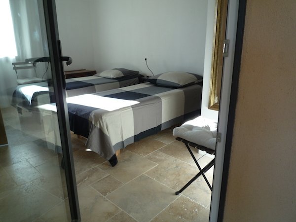 Chambre des enfants avec deux lits simples