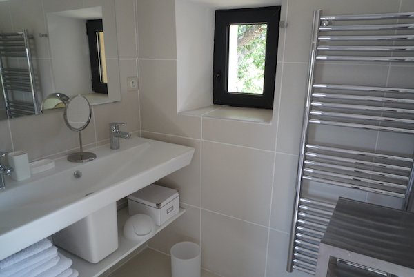 Salle d’eau avec douche et double vasque