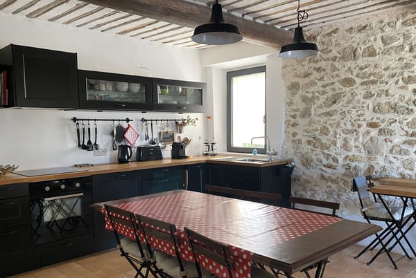 Cuisine moderne et équipée du mas