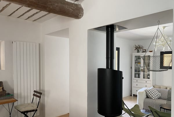 Salon avec poêle à bois, près de l’escalier